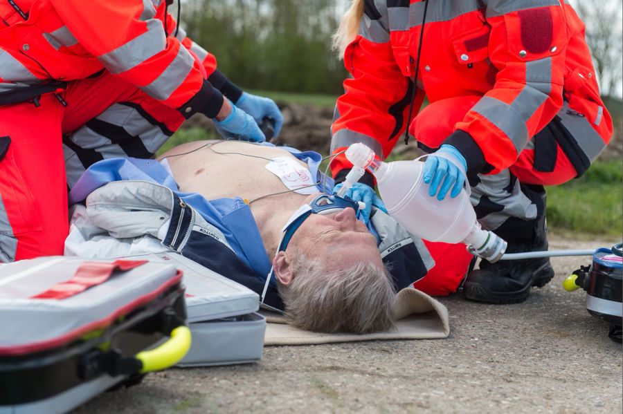 Rettungsdienst Mann Boden liegend Herzinfarkt