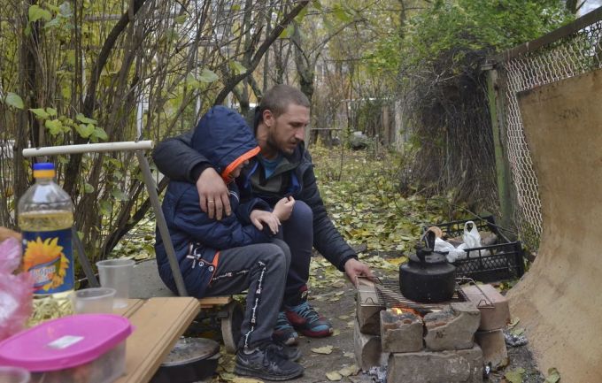 Menschen kochen im Ukraine-Krieg in Cherson auf offenem Feuer. Ukraine Krieg