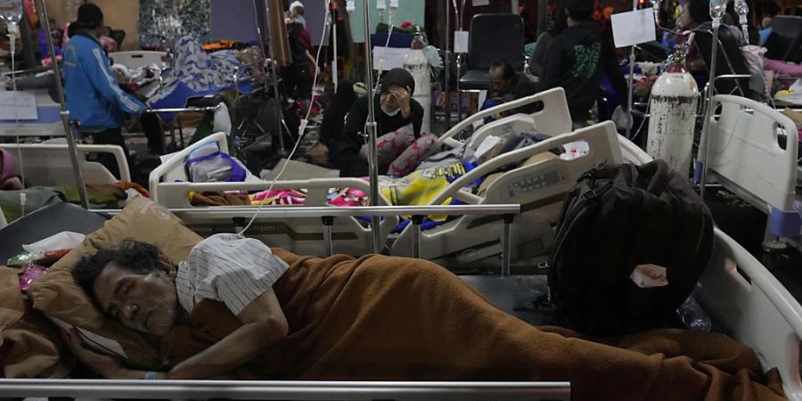 Das Erdbeben der Stärke 5,6 in Indonesien hat bisher zahlreiche Tote gefordert. Die Krankenhäuser in Westjava sind derweil gefüllt mit Überlebenden, die auf medizinische Versorgung angewiesen sind. Foto: Tatan Syuflana/AP/dpa