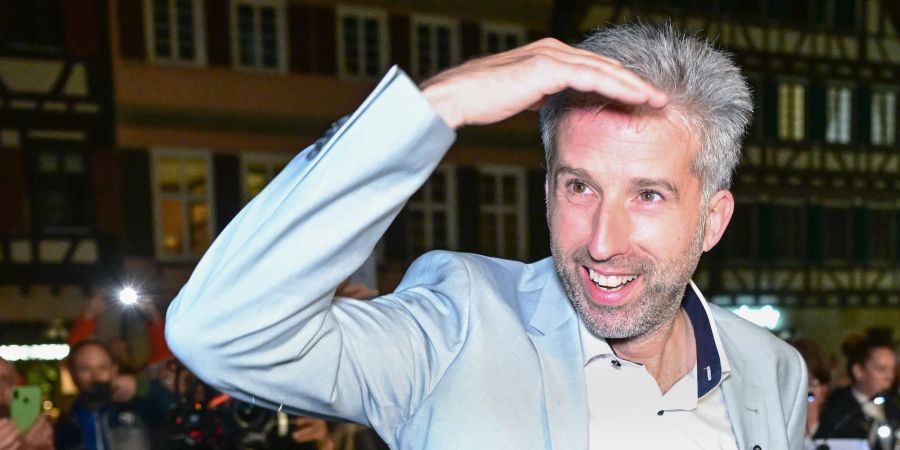 Boris Palmer, der alte und neue Oberbürgermeister von Tübingen, kommt nach seiner Wiederwahl auf den Marktplatz und empfängt Glückwünsche.