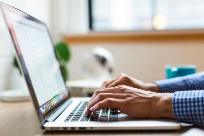 Mit einem Online-Tool ist die Terminfindung einfacher. Laptop