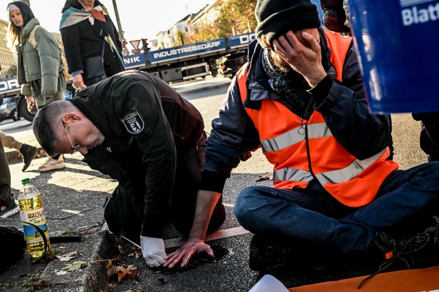 Ein Aktivist der Gruppe «Letzte Generation», der sich in Berlin auf den Boden klebte. (Archiv)