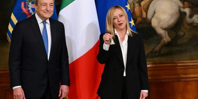 Ministerpräsidentin Giorgia Meloni mit Vorgänger Mario Draghi Ministerpräsidentin Giorgia Meloni mit Vorgänger Mario Draghi