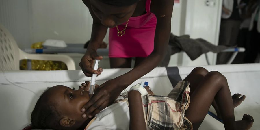 Laut Gesundheitsbeamten hat nicht jeder Patient so viel Glück wie dieses kleine Mädchen, das wegen ihrer Cholera-Symptome in einem Krankenhaus behandelt wird. Viele Menschen sterben, weil sie die Kliniken nicht rechtzeitig erreichen. Foto: Odelyn Joseph/AP/dpa