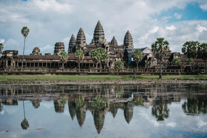 Angkor Wat ist der grösste der Tempel des monumentalen Komplexes von Angkor in Kambodscha. Angkor Wat Tempel Wasser Spiegelbild Kambodscha