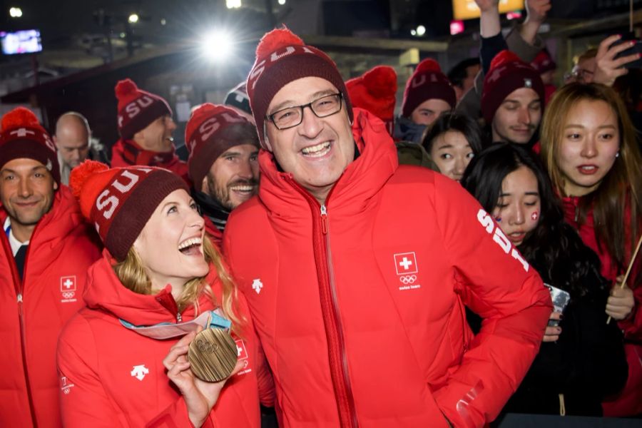 Bronzemedaillengewinnerin Fanny Smith strahlt mit Bundesrat Guy Parmelin um die Wette im «House of Switzerland» an den Winterspielen 2018 in Pyeongchang, Südkorea.