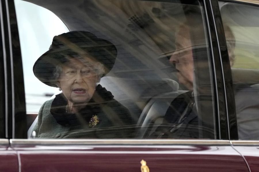 Queen Elizabeth kommt mit Andrew zum Gedenkgottesdienst für Prinz Philip.