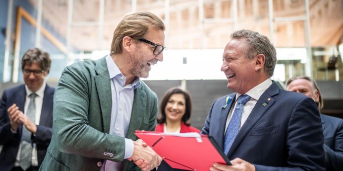Patrick Lammers, Vertriebsvorstand des Energieversorgers Eon (l), und Andrew Forrest, Gründer des australischen Unternehmens Fortescue Future Industries (FFI), beabsichtigen, grünen Wasserstoff aus Australien nach Deutschland zu holen. Patrick Lammers, Vertriebsvorstand des Energieversorgers Eon (l), und Andrew Forrest, Gründer des australischen Unternehmens Fortescue Future Industries (FFI), beabsichtigen, grünen Wasserstoff aus Australien nach Deutschland zu holen.