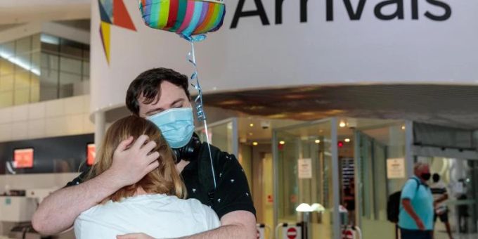 Beim Abschied umarmen: An einem Flughafen in Neuseeland ist das in Ordnung. Aber nicht länger als drei Minuten. (Symbolbild) Zwei Personen umarmen sich in der Ankunftshalle am Flughafen Perth. Australien öffnet nach fast zwei Jahren wieder seine Grenzen für internationale Touristen. Foto: Richard Wainwright/AAP/dp