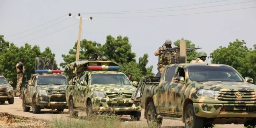 Eine Patrouille nigerianischer Soldaten