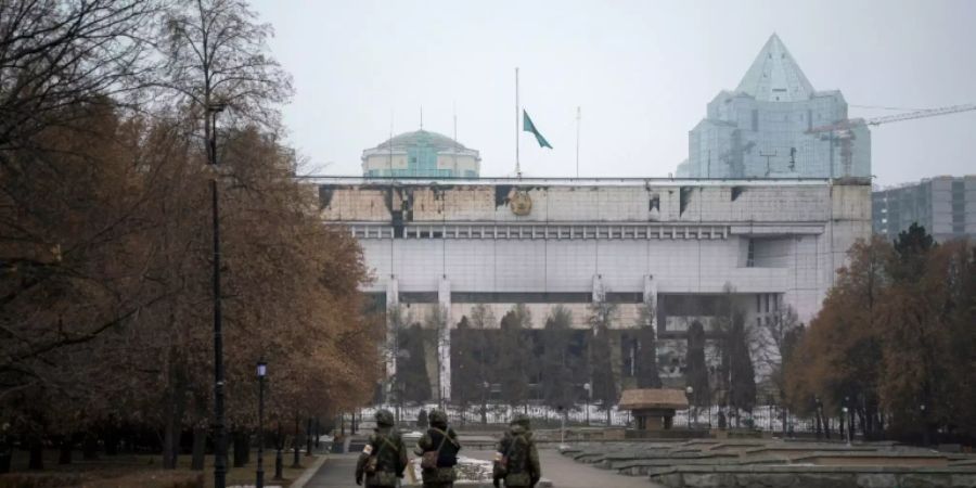 Kasachische Soldaten patroullieren in Almaty