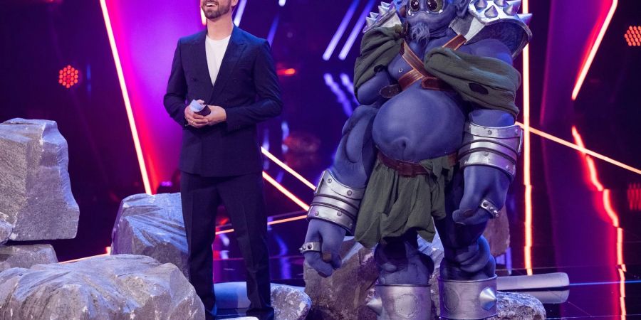 Vertretungs-Moderator Thore Schölermann steht neben der Figur «Der Ork» auf der Bühne.