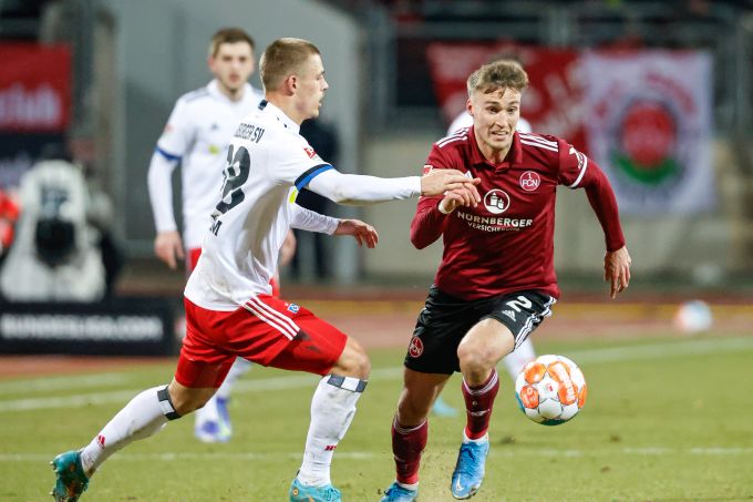 Miro Muheim (l.) im Trikot des HSV. Muheim