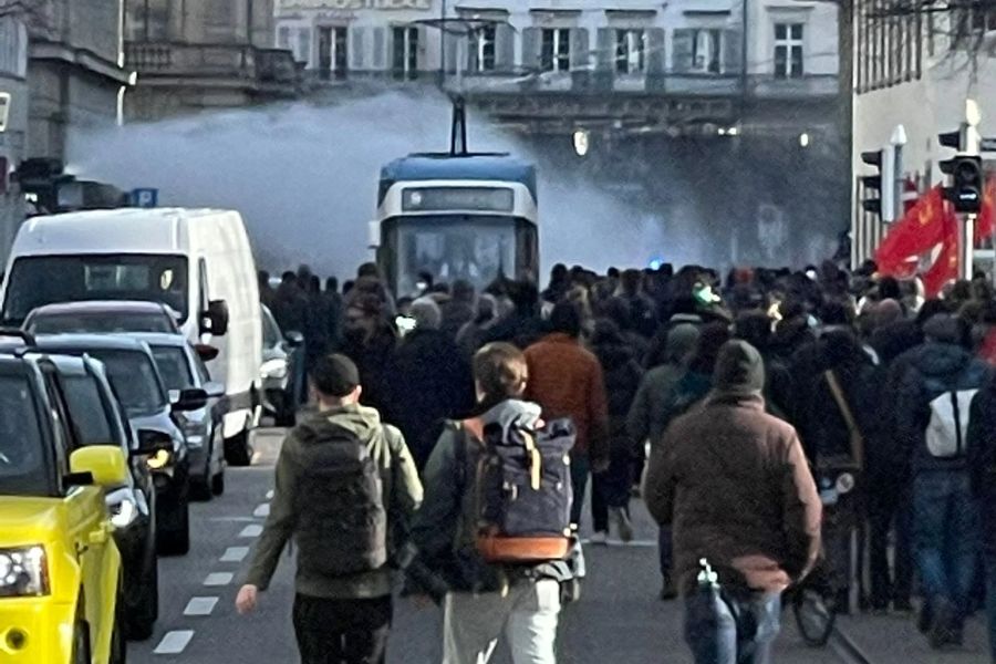 In der Innenstadt kommt es wegen der Demonstrationen gegen 15 Uhr zu Verkehrsbehinderungen. Der Wasserwerfer vor dem Paradeplatz ist auch im Einsatz.