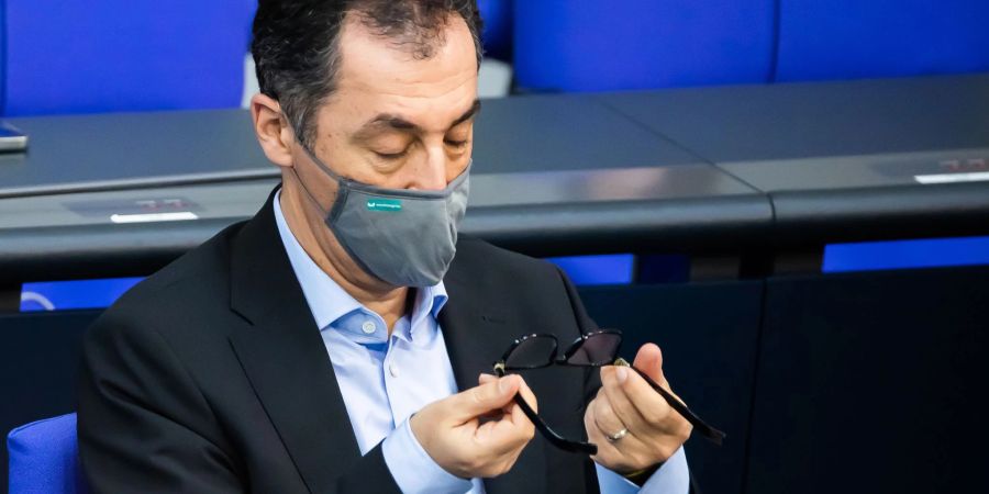 Cem Özdemir (Bündnis 90/Die Grünen), Bundesminister für Ernährung und Landwirtschaft, verfolgt im Plenum des Deutschen Bundestages die Beratung zur Ukrainehilfe und weltweiten Nahrungsmittelversorgung.