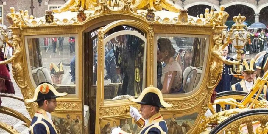 König Willem-Alexander und Königin Máxima kommen in der Goldenen Kutsche bei der traditionellen Parlamentseröffenung an (2015). Foto: Frank Van Beek / Pool/ANP POOL/dpa