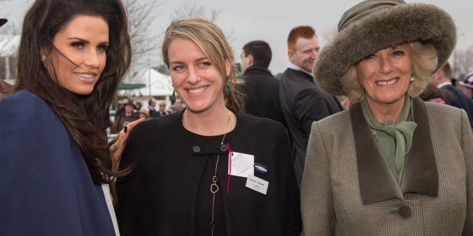 Herzogin Camilla (rechts) mit ihrer Tochter Laura (Mitte) 2016. prinz harry