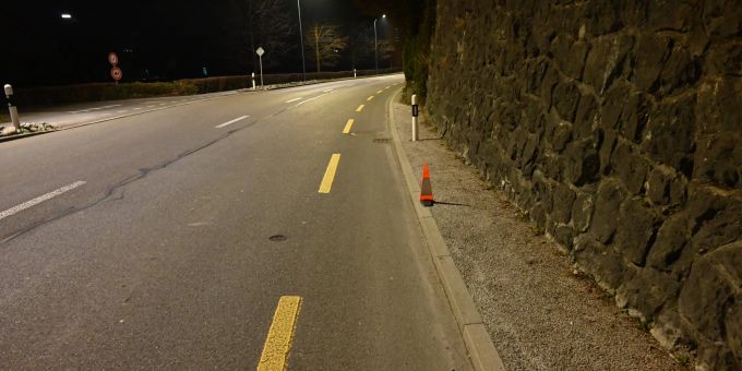 Heerbrugg SG: Auf Höhe der Strasseneinmündung der Brändlistrasse in die Bahnstrasse touchierte das Vorderrad des E-Bikes den Randstein. Heerbrugg SG