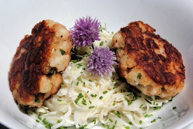 Tiroler Kaspressknödel aus Semmelwürfeln und Bergkäse