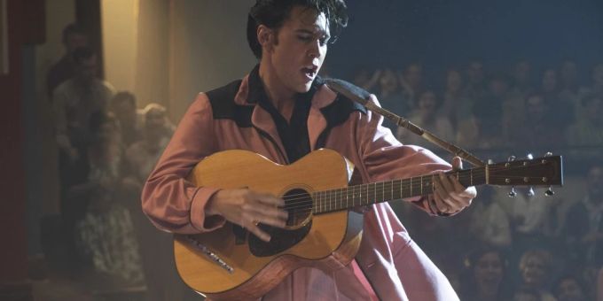 Austin Butler verkörpert Elvis Presley im Film von Baz Luhrmann. austin butler baz luhrmann
