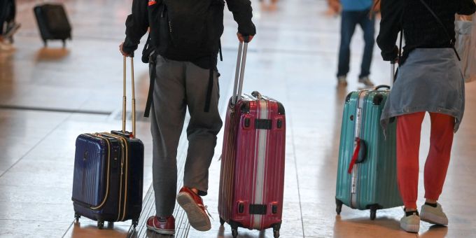 Die Buchungen in Reisebüros und auf Online-Reiseportalen übertreffen derzeit das Vor-Corona-Niveau 2019, stellt das Analysehauses TDA fest. Die Buchungen in Reisebüros und auf Online-Reiseportalen übertreffen derzeit das Vor-Corona-Niveau 2019, stellt das Analysehauses TDA fest.