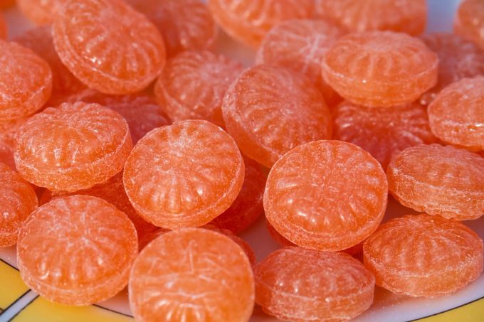 Diese Orangendrops werden Donauwörther Mond-Spritzer genannt. Bonbons orangefarben