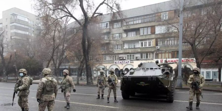 Kasachische Soldaten patrouillieren am Freitag in Almaty nach Zusammenstössen. Foto: Vasily Krestyaninov/AP/dpa