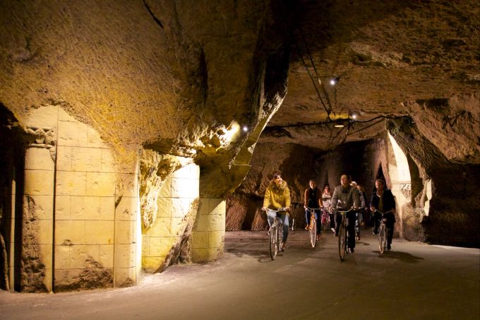 Bis zu 40 Meter tief unter der Erde liegen die Weinkeller des Hauses Bouvet Ladubay. Weinkeller Velo