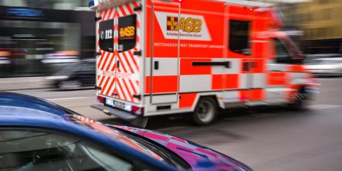 Ein Rettungswagen des Arbeiter-Samariter-Bundes (ASB) ist mit Blaulicht unterwegs. Das Notrufsystem AML erlaubt, den Anrufer oder die Anruferin der 112 zu orten. Foto: Frank Rumpenhorst/dpa Ein Rettungswagen des Arbeiter-Samariter-Bundes (ASB) ist mit Blaulicht unterwegs. Das Notrufsystem AML erlaubt, den Anrufer oder die Anruferin der 112 zu orten. Foto: Frank Rumpenhorst/dpa