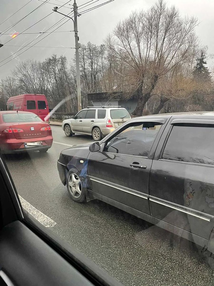 Autos in Kiew stehen im Stau.