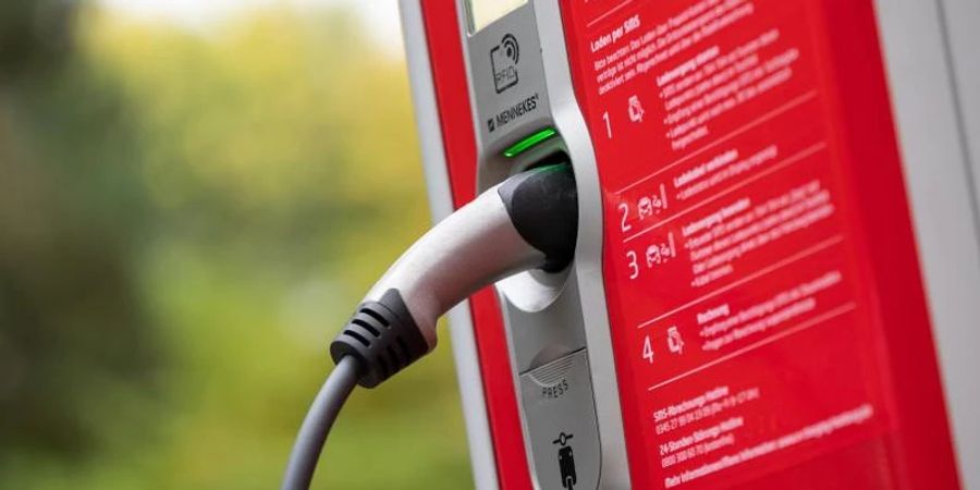Der Bund will mehr in die Infrastruktur für E-Autos investieren. Foto: Jonas Walzberg/dpa
