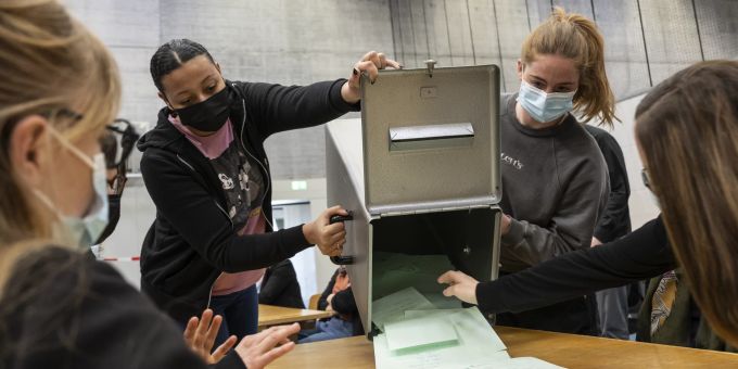 Stimmenzaehlerinnen leeren die Wahlzettel aus einer Wahlurne auf den Tisch zur Auszaehlung der Regierungs- und Grossratswahlen, am Sonntag, 27. Maerz 2022 in der Sporthalle Weissenstein in Bern. Das Stimmvolk des Kantons Bern waehlt die Regierung und das Parlament, den Grossen Rat. (KEYSTONE/Alessandro della Valle) REGIERUNGSRAT, GROSSRAT, REGIERUNG, STAATSRAT, WIEDERWAHL, WAHL, WAHLEN, KANTON, KANTON BERN, GESAMTERNEUERUNGSWAHLEN, URNE, STIMMZETTEL,