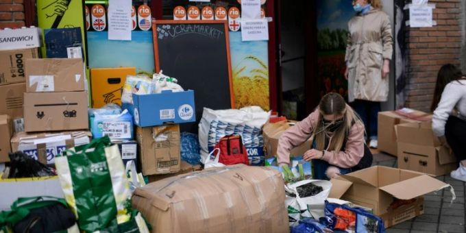 Auch Freiwillige in Madrid packen Hilfspakete für die Ukraine. Ukraine Konflikt