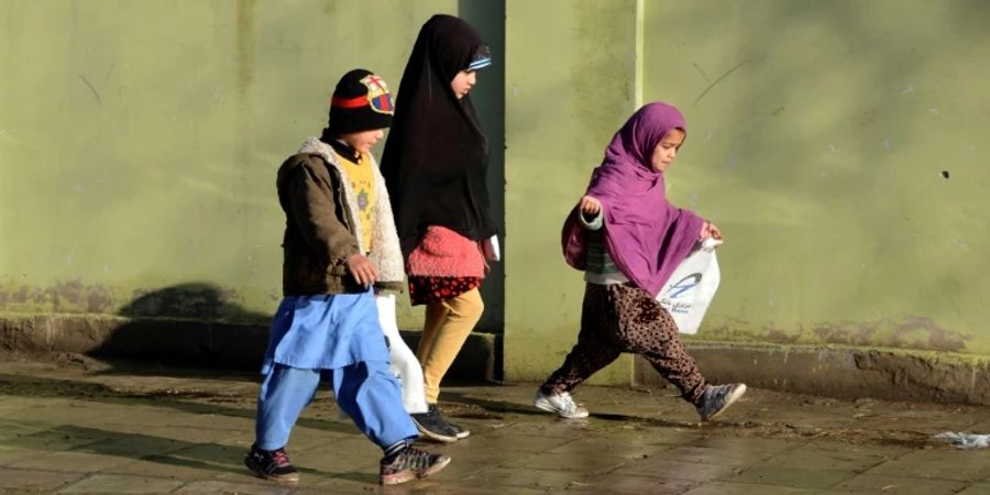 Kinder im afghanischen Kandahar auf dem Weg zur Schule