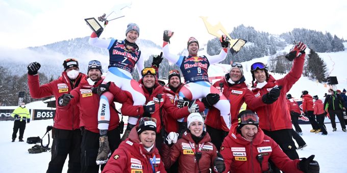 Beat Feuz und Marco Odermatt lassen sich nach ihrem Doppelsieg in Kitzbühel feiern. Beat Feuz Marco Odermatt