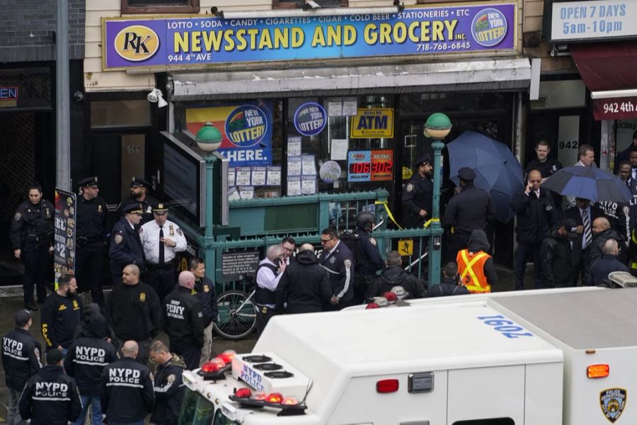 Die Polizei sucht in New York nach dem Täter der U-Bahn-Schiesserei.