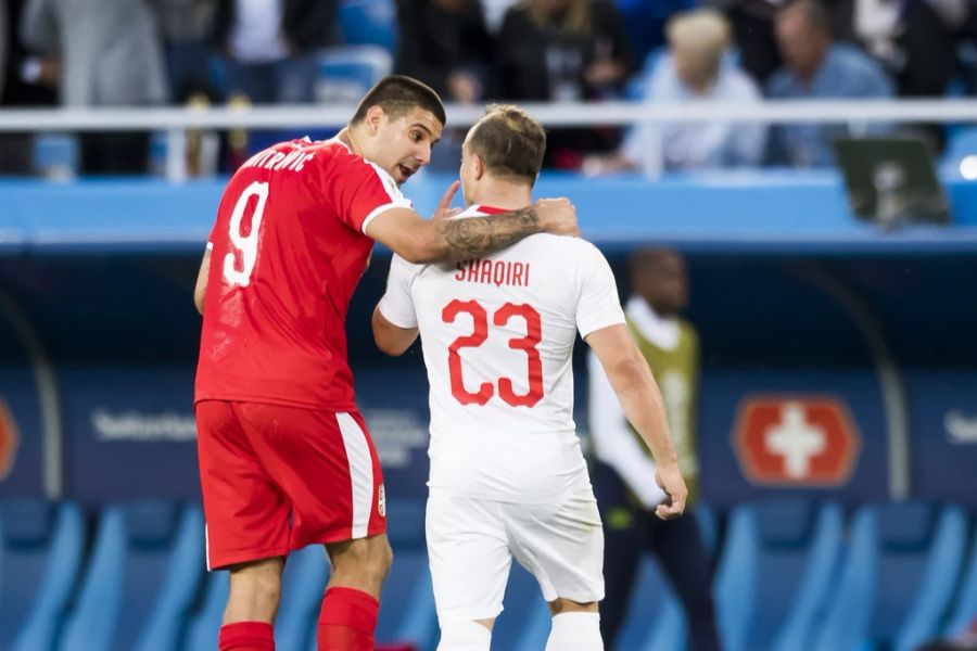 Shaqiri spricht mit Serbiens Stürmer Aleksander Mitrovic.