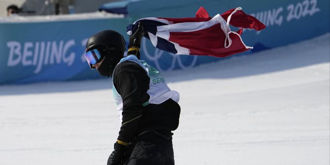 Birk Ruud springt mit Norwegen-Fahne zu Gold an Olympia 2022. Olympia 2022