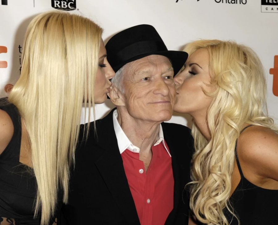 Hugh Hefner mit Karissa Shannon (l.) und Crystal Harris.