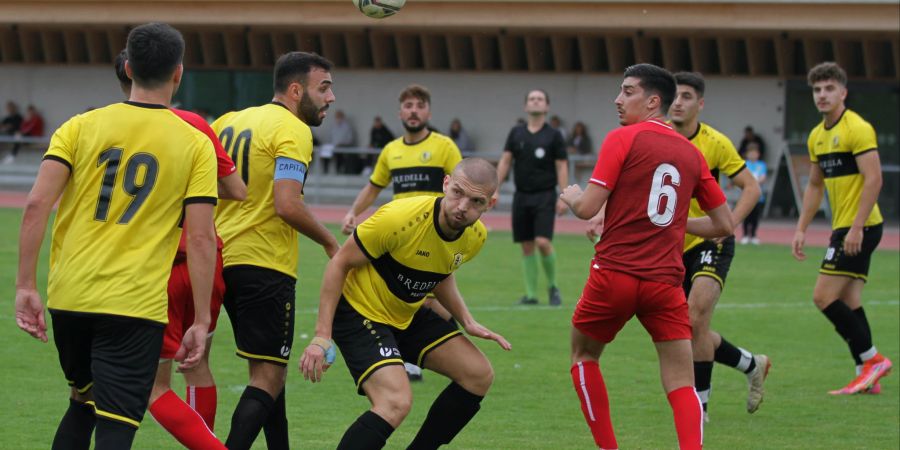 Prattelns Abwehr in der Übermacht im Spiel gegen den SV Sissach. - Pratteln