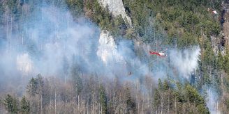 Meiringen BE - Löscharbeiten bei Waldbrand dauern an