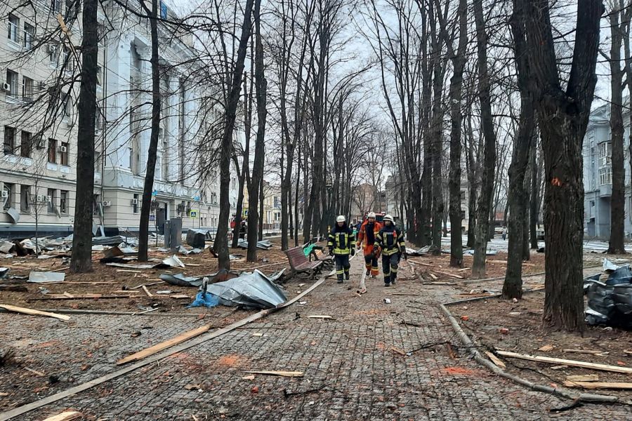 Feuerwehrleute laufen am 2. März 2022 durch Trümmer in der Stadt Charkiw.