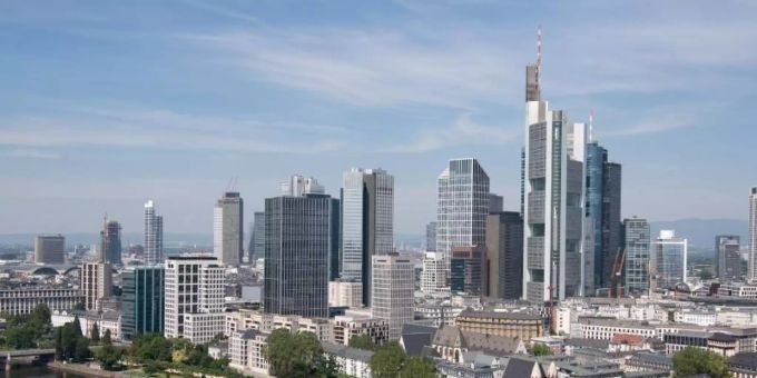 Wegen steigender Risiken auf dem Finanzmarkt sollen die deutschen Banken wieder zusätzliche Kapitalpuffer anlegen. Foto: Boris Roessler/dpa Wegen steigender Risiken auf dem Finanzmarkt sollen die deutschen Banken wieder zusätzliche Kapitalpuffer anlegen. Foto: Boris Roessler/dpa