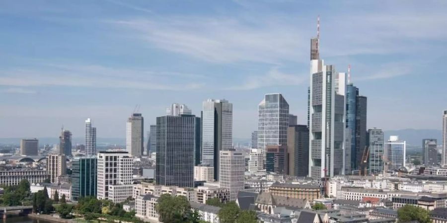 Wegen steigender Risiken auf dem Finanzmarkt sollen die deutschen Banken wieder zusätzliche Kapitalpuffer anlegen. Foto: Boris Roessler/dpa