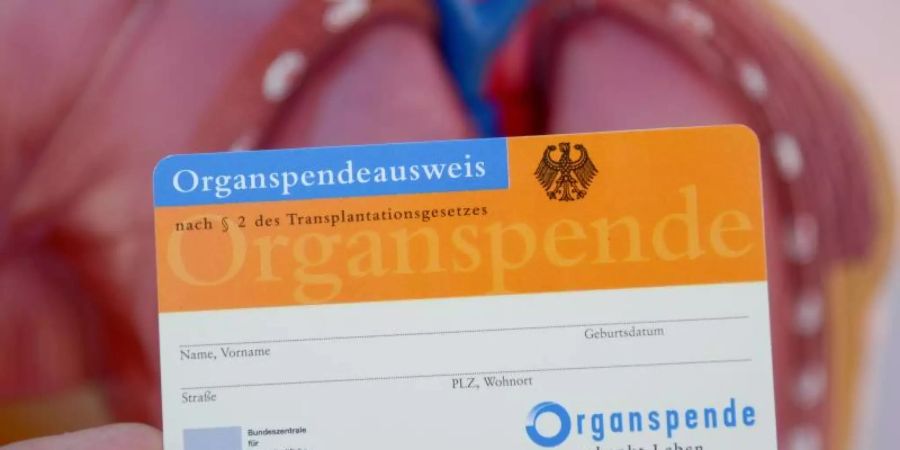 Die Zahl der Organspender in Deutschland ist 2021 leicht gestiegen. Knapp 3000 Menschen, die eine Organspende erhalten haben, standen aber zu Jahresende noch über 8000 auf Wartelisten gegenüber. Foto: Daniel Maurer/dpa/Archvi