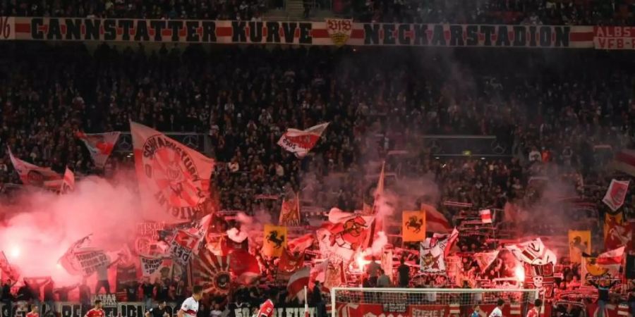 Wegen der gezündeten Rauchtöpfe in der Partie gegen den 1. FC Union Berlin verhängte das DFB-Sportgericht eine Geldstrafe gegen den VfB. Foto: Silas Stein/dpa