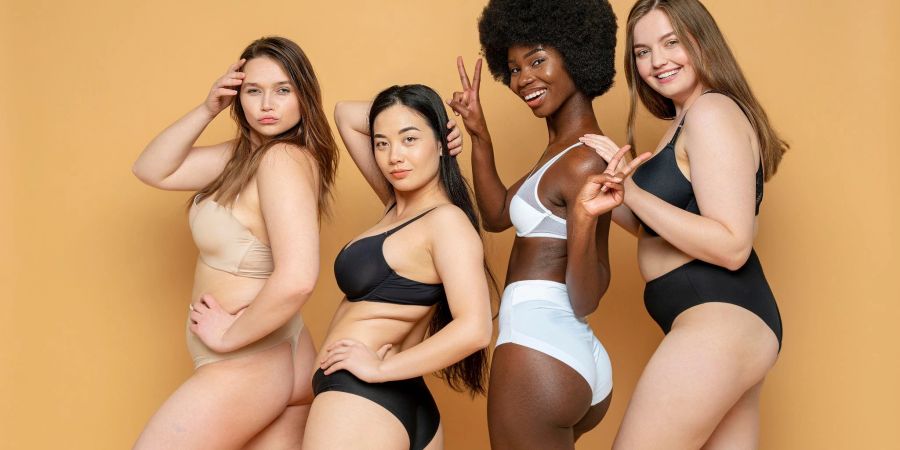 Cellulite kann jede Frau betreffen. Akzeptanz und Gelassenheit sind auf Dauer wohl der beste Weg, mit den kleinen Dellen umzugehen.