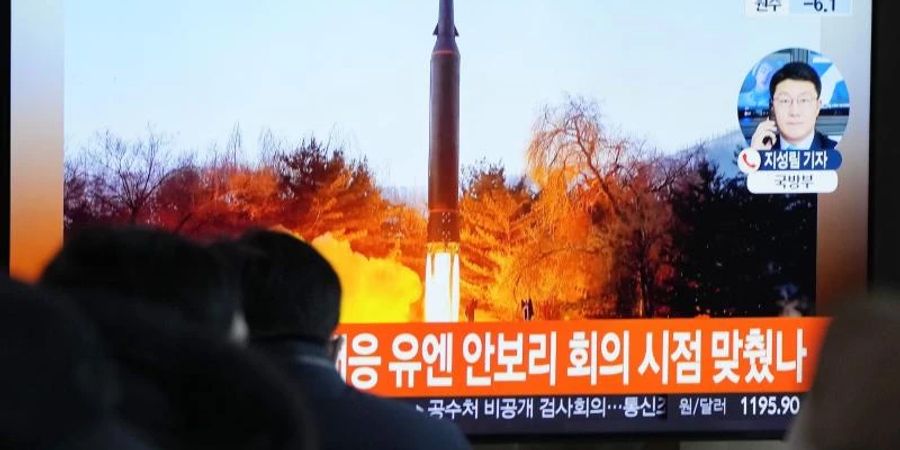 Menschen schauen sich im Bahnhof von Seoul eine Nachrichtensendung an, in der ein nordkoreanischen Raketenstart gezeigt wird (Archivbild). Foto: Ahn Young-Joon/AP/dpa