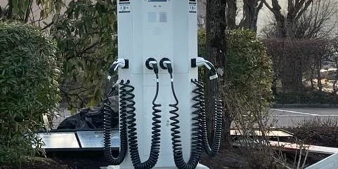 Neue Ladestation für Elektroautos. Turgi