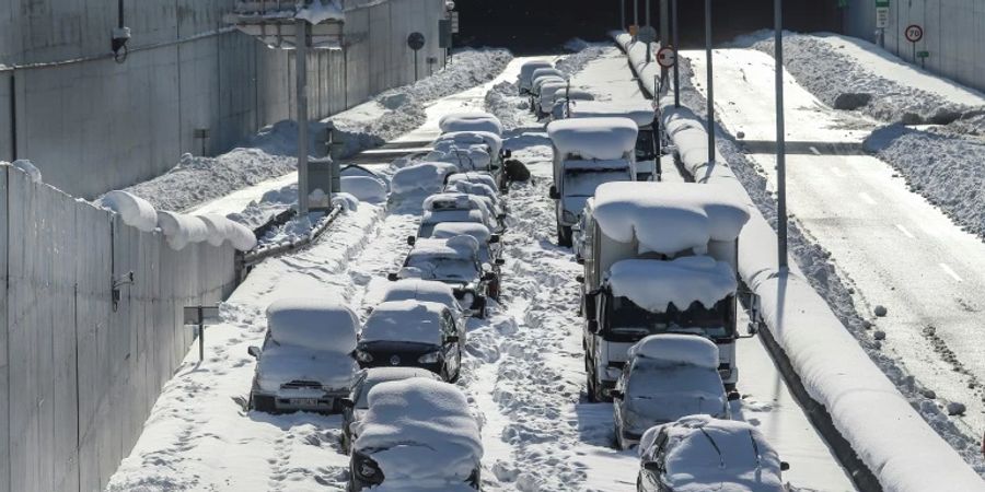Eingeschneite Ringautobahn am Dienstag